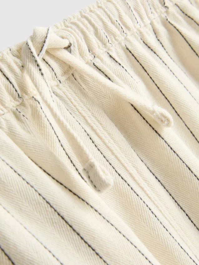 1,5–9 Jahre | Nadelstreifen-Jeans mit weitem Bein