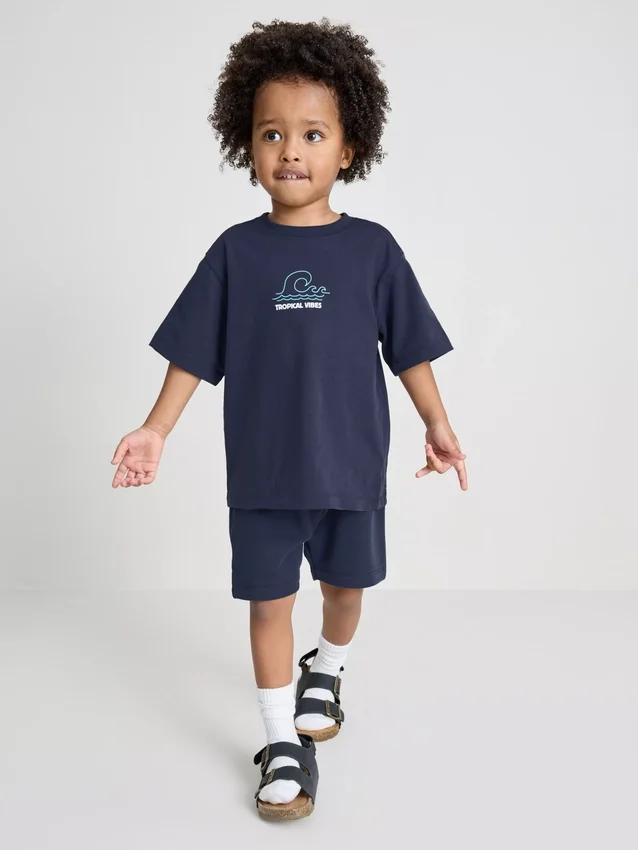 1,5–9 Jahre | Set aus T-Shirt und Shorts mit tropischem Grafik-Flockdruck