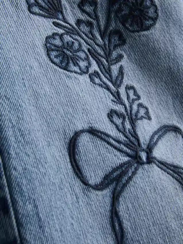 7–15 Jahre | Weite-Jeans mit gestickter Blumen-Schleife