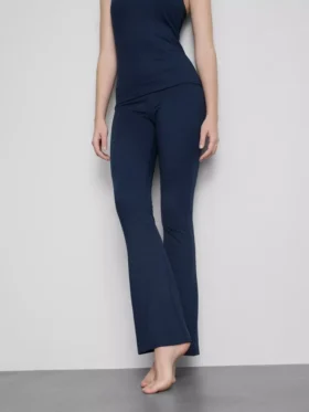 Aktiv-Leggings mit hoher Taille, sanfter Stützkraft und ausgestelltem Schnitt