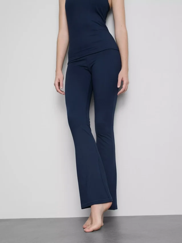 Aktiv-Leggings mit hoher Taille, sanfter Stützkraft und ausgestelltem Schnitt