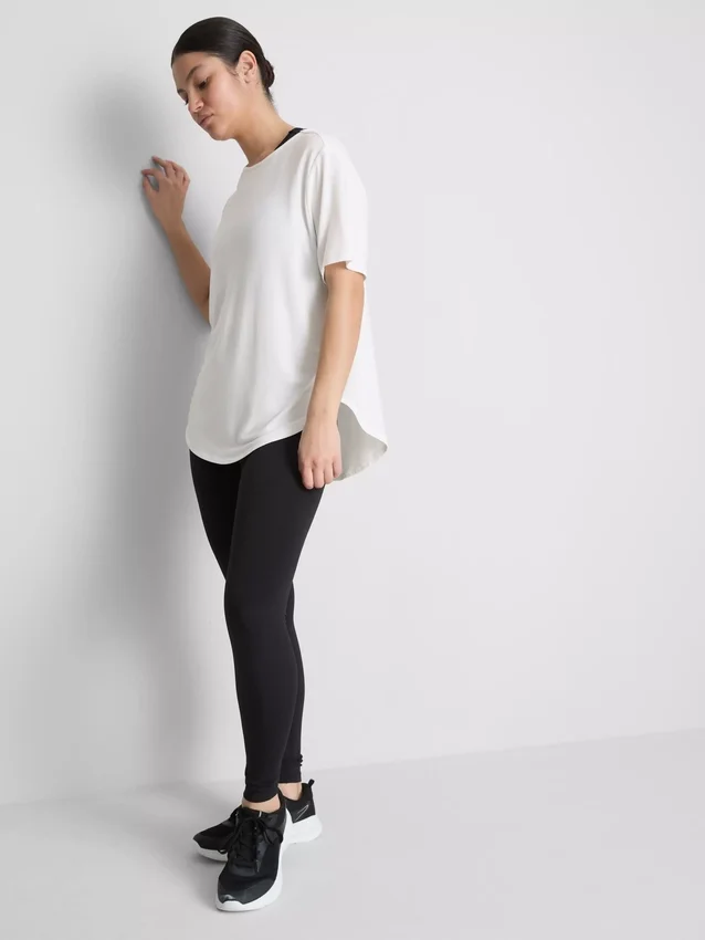 Aktiv-T-Shirt mit abgerundetem Saum