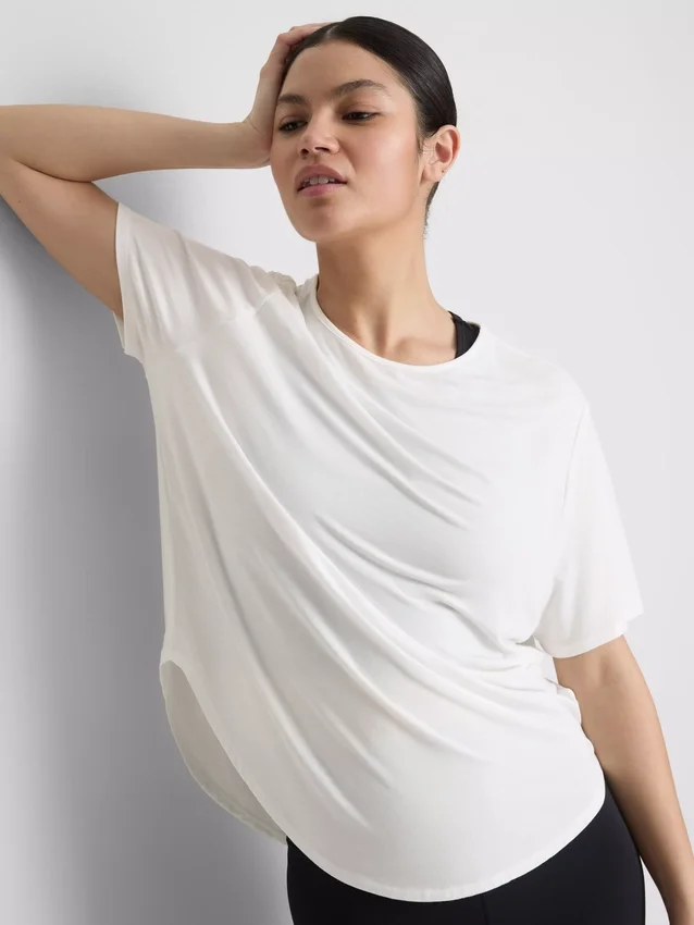 Aktiv-T-Shirt mit abgerundetem Saum
