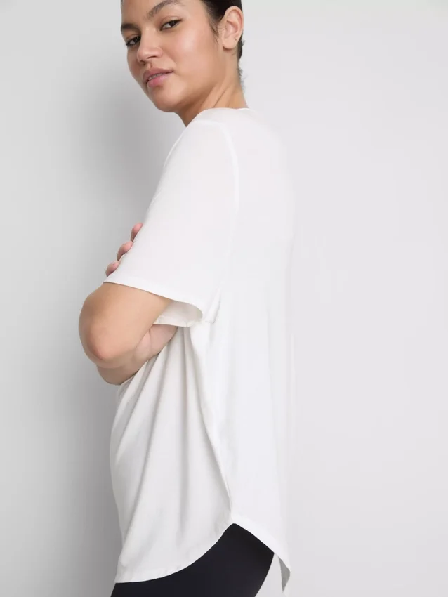 Aktiv-T-Shirt mit abgerundetem Saum