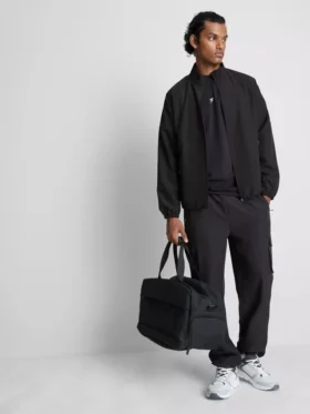 Aktive Jacke mit hohem Kragen