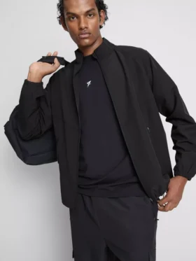 Aktive Jacke mit hohem Kragen