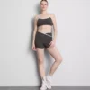 Aktives Crop-Top mit kontrastfarbener Paspelierung und gekreuztem Rücken