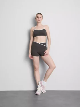 Aktives Crop-Top mit kontrastfarbener Paspelierung und gekreuztem Rücken