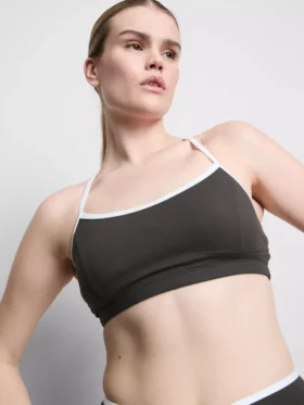 Aktives Crop-Top mit kontrastfarbener Paspelierung und gekreuztem Rücken