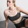 Aktives Crop-Top mit kontrastfarbener Paspelierung und gekreuztem Rücken