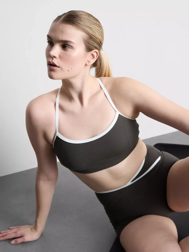 Aktives Crop-Top mit kontrastfarbener Paspelierung und gekreuztem Rücken