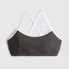 Aktives Crop-Top mit kontrastfarbener Paspelierung und gekreuztem Rücken