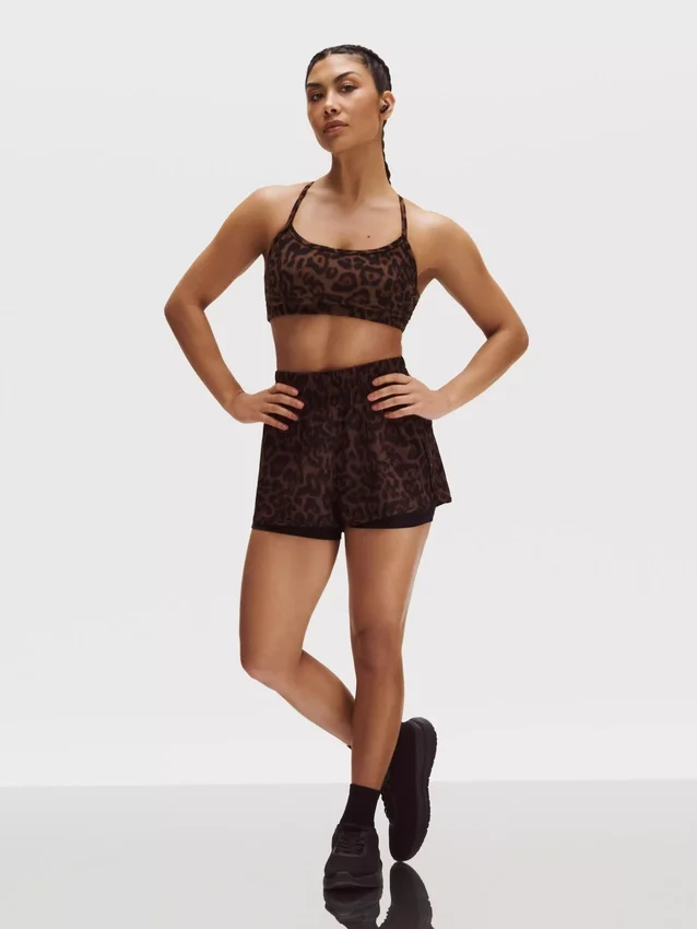 Aktives Crop-Top mit Racerback im Leopardenmuster