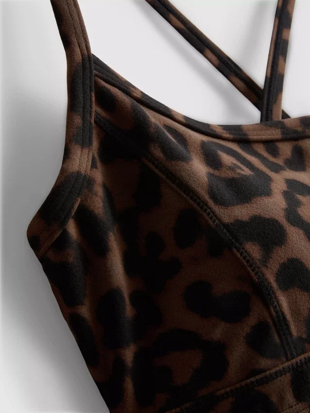 Aktives Crop-Top mit Racerback im Leopardenmuster