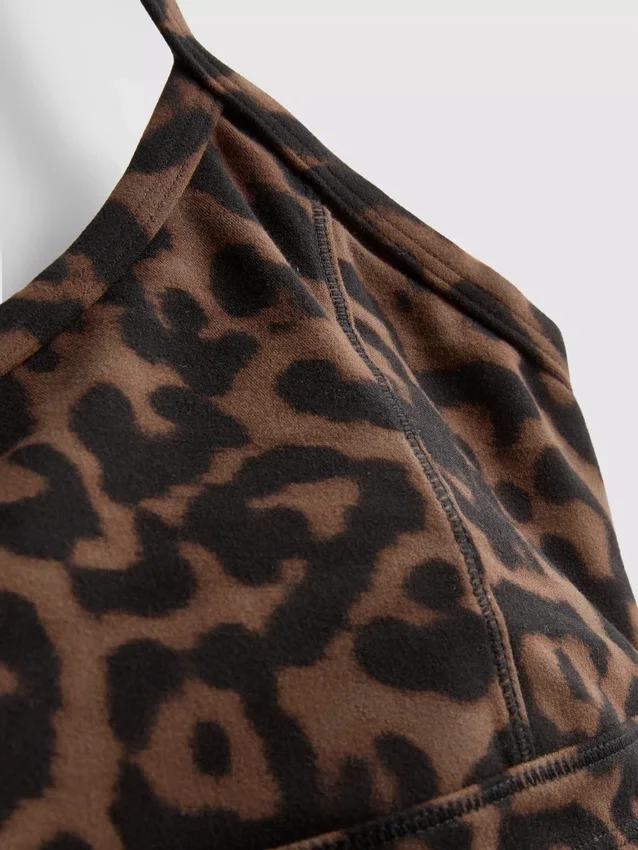Aktives Crop-Top mit Racerback im Leopardenmuster