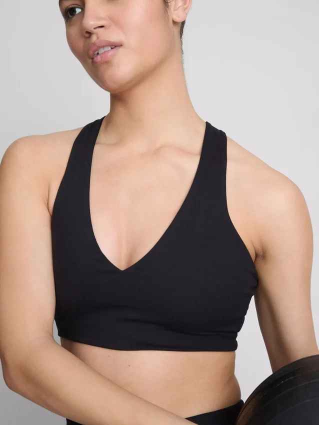 Aktives Crop-Top mit V-Ausschnitt und sanfter Stützfunktion