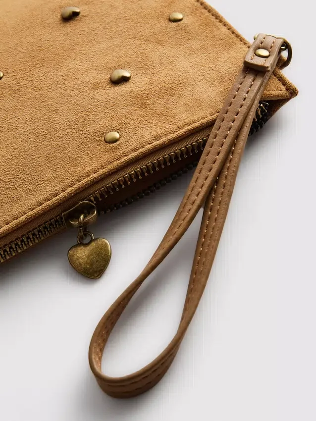 Armbandtasche mit Herz-Nieten