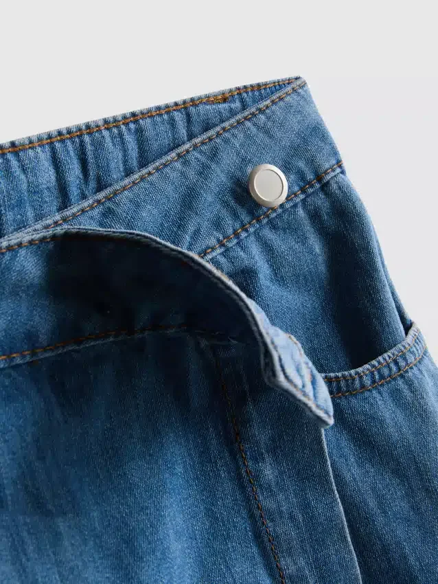 Asymmetrischer Wickel-Skort aus Baumwoll-Denim