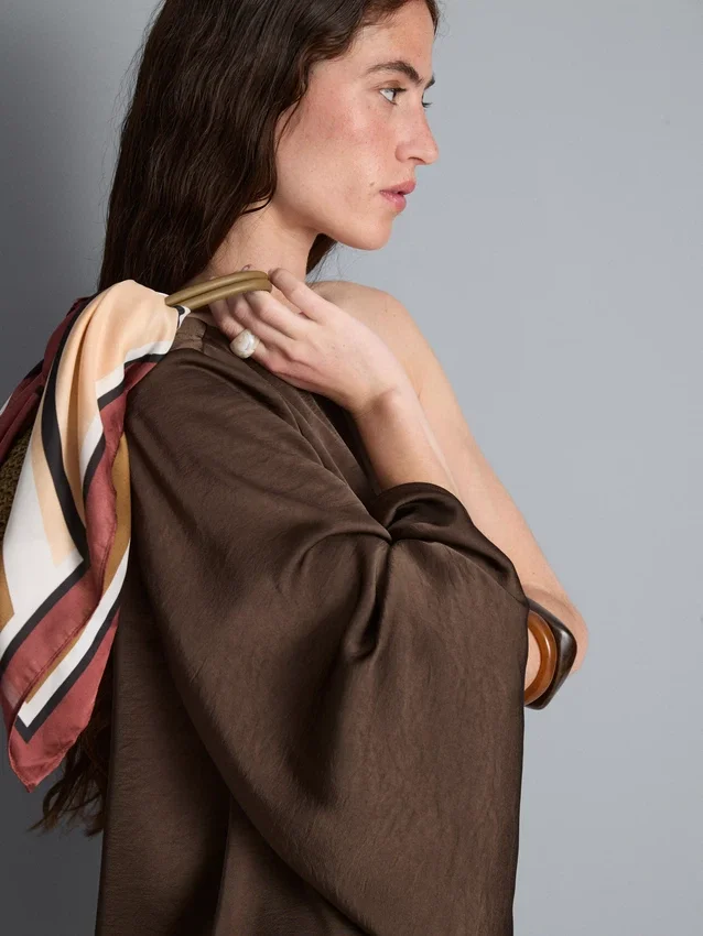 Asymmetrisches One-Shoulder-Top aus Satin