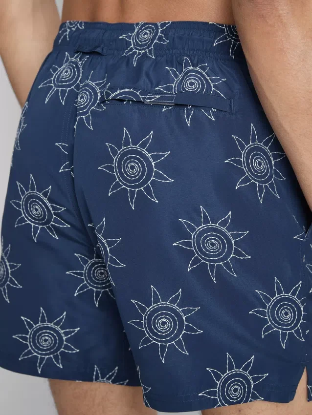 Bade-Shorts mit gesticktem Sonnenmotiv