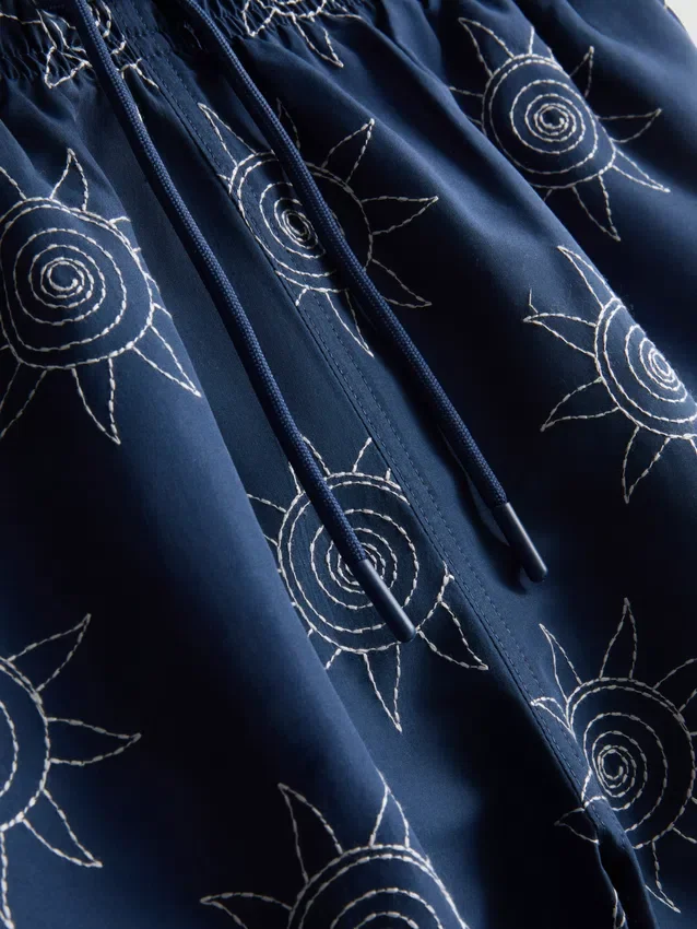 Bade-Shorts mit gesticktem Sonnenmotiv