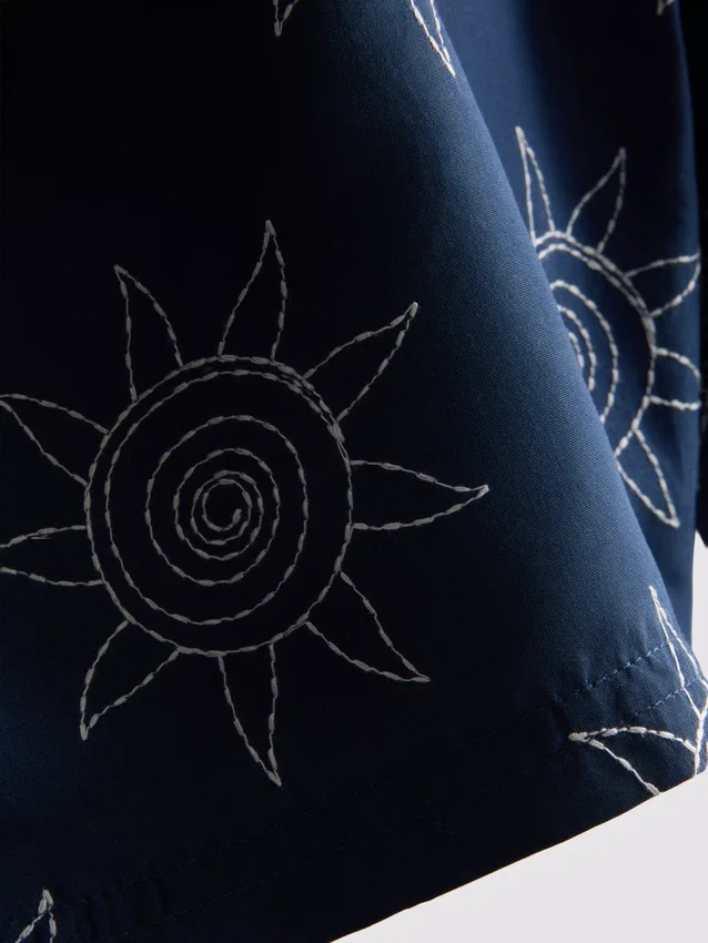 Bade-Shorts mit gesticktem Sonnenmotiv