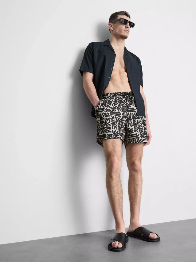 Badeshorts mit abstraktem Print