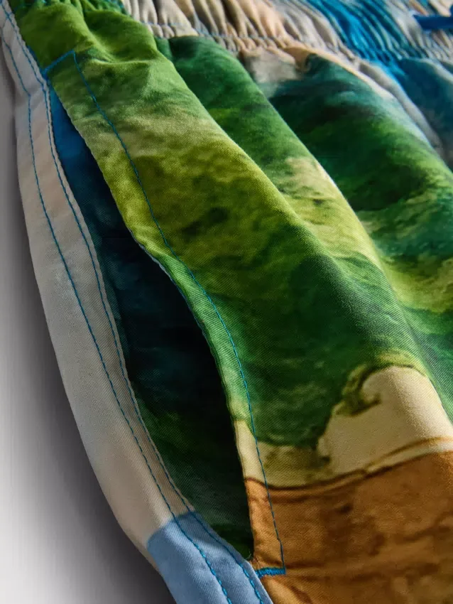 Badeshorts mit Landschaftsmotiv