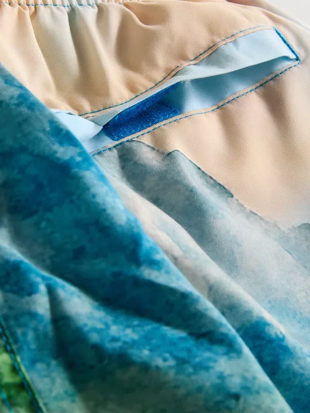 Badeshorts mit Landschaftsmotiv