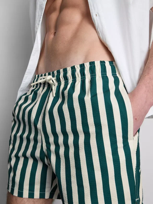 Badeshorts mit Liegestuhl-Streifenmuster