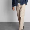 Baggy-Chinos mit mittlerer Leibhöhe