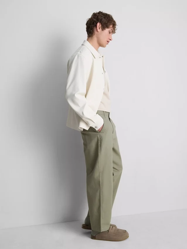 Baggy-Chinos mit mittlerer Leibhöhe