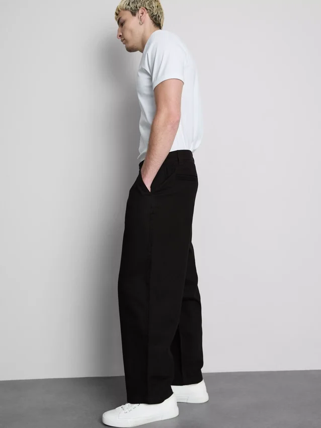 Baggy-Chinos mit mittlerer Leibhöhe
