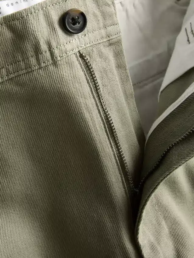 Baggy-Chinos mit mittlerer Leibhöhe