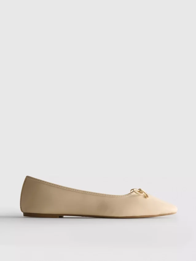 Ballerinas aus Kunstleder mit breiter Passform und eckiger Zehenpartie