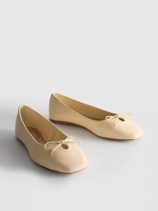 Ballerinas aus Kunstleder mit breiter Passform und eckiger Zehenpartie