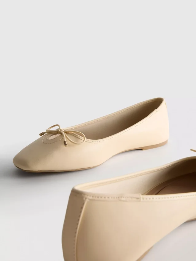 Ballerinas aus Kunstleder mit breiter Passform und eckiger Zehenpartie