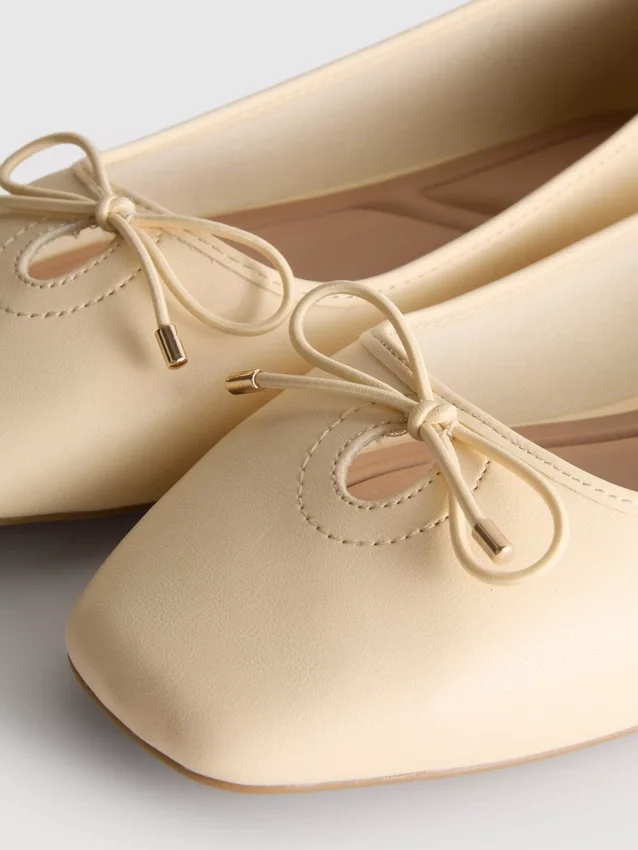 Ballerinas aus Kunstleder mit breiter Passform und eckiger Zehenpartie