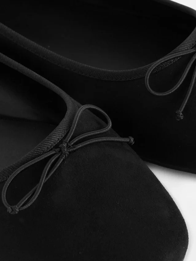 Ballerinas mit Schleife aus Kunstwildleder in weiter Passform