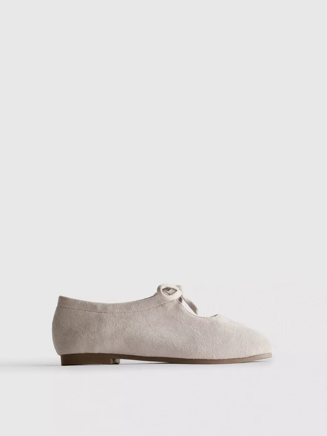 Ballerinas mit Schleifendetail als Detail an den Flachen Schuhen