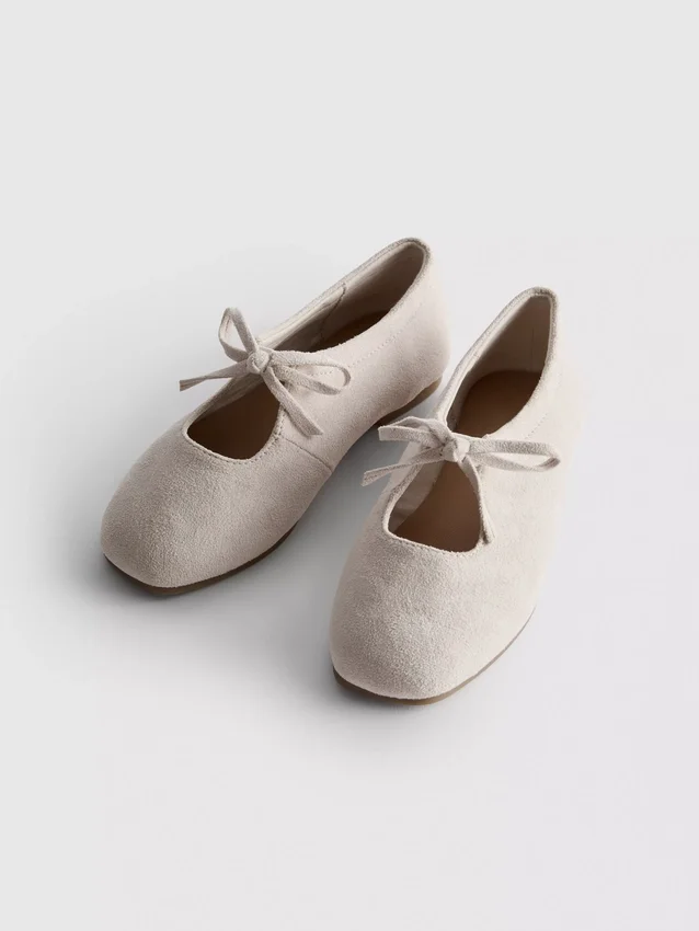 Ballerinas mit Schleifendetail als Detail an den Flachen Schuhen