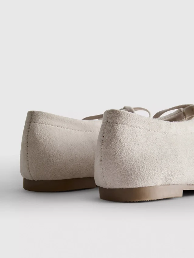 Ballerinas mit Schleifendetail als Detail an den Flachen Schuhen