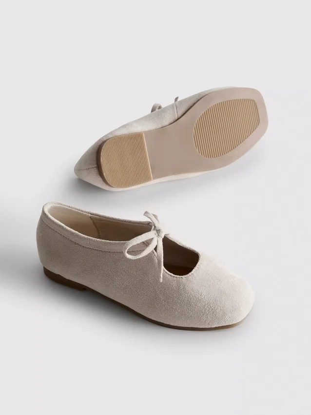 Ballerinas mit Schleifendetail als Detail an den Flachen Schuhen