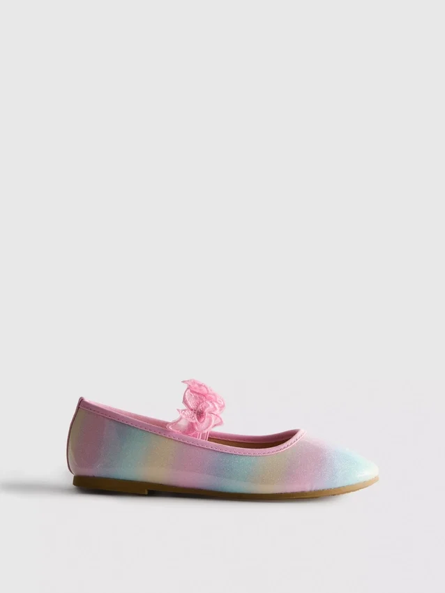 Ballerinas mit Schmetterlingsapplikation