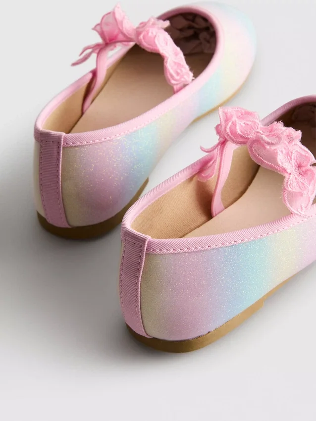 Ballerinas mit Schmetterlingsapplikation