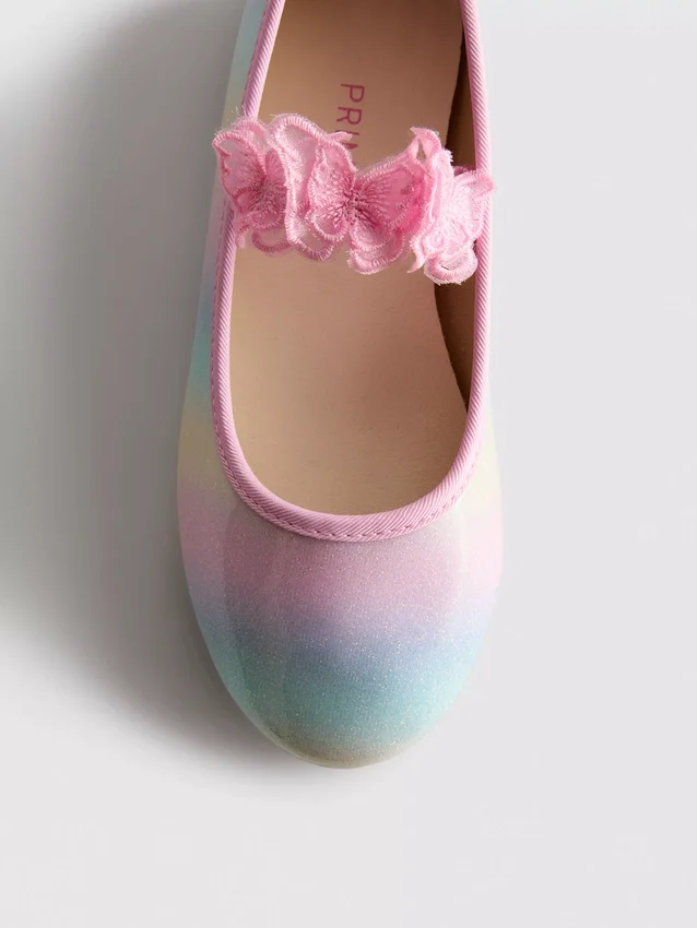 Ballerinas mit Schmetterlingsapplikation