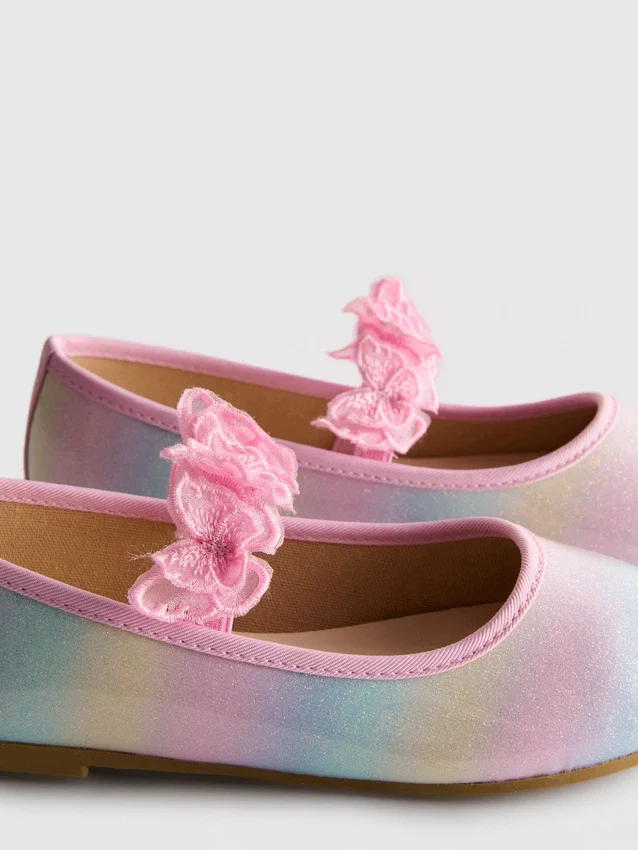 Ballerinas mit Schmetterlingsapplikation