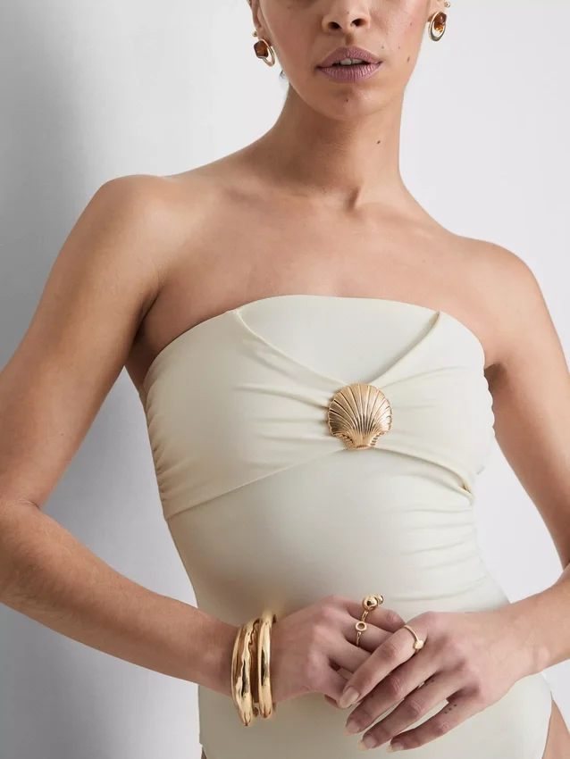Bandeau-Badeanzug mit Muschelverzierungen