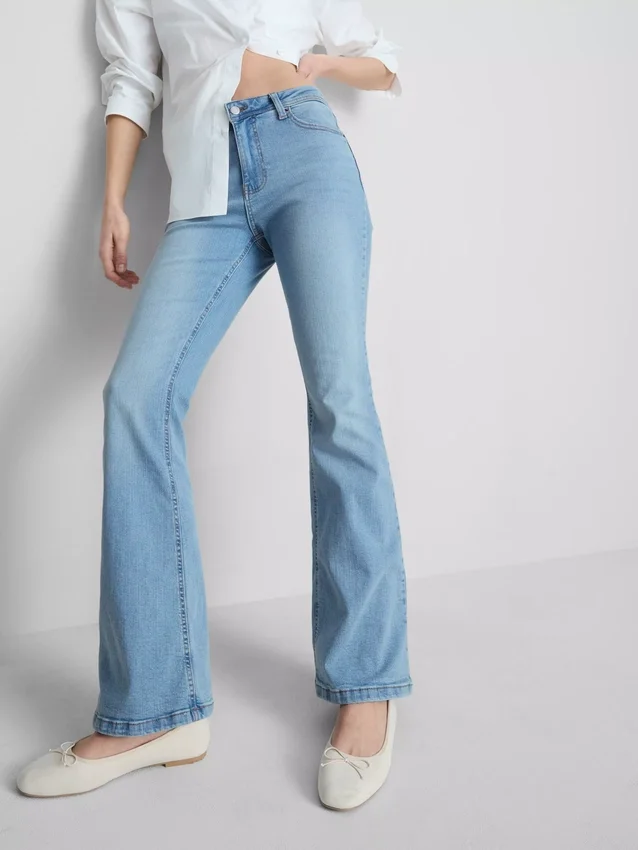 Baumwoll-Denim-Jeans mit ausgestelltem Bein und mittlerer Leibhöhe