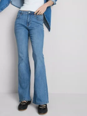 Baumwoll-Denim-Jeans mit ausgestelltem Bein und mittlerer Leibhöhe